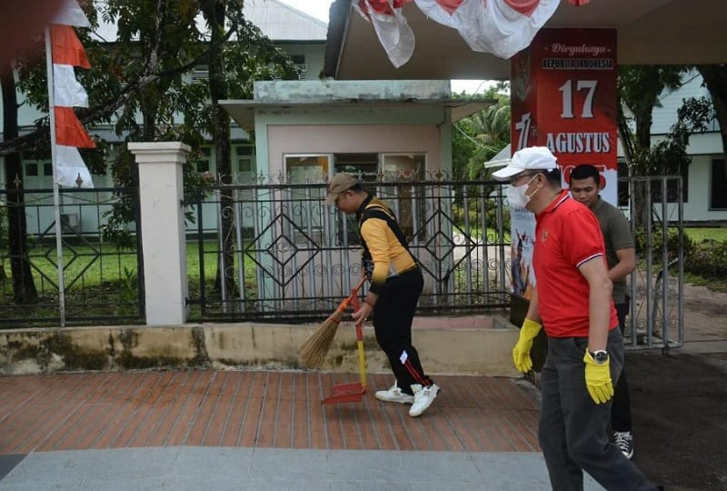 Sekda Alex Bareng OPD Bersihkan Bahu Jalan Seputar Kota Ketapang