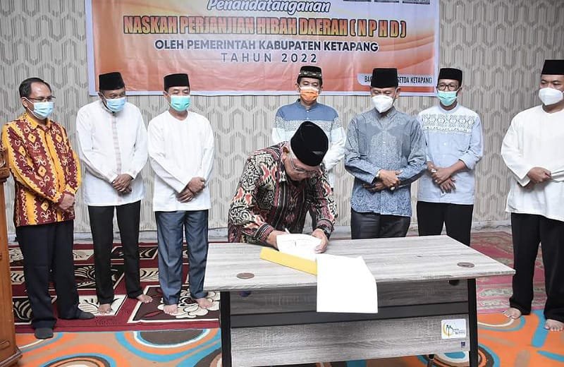 Pemkab Ketapang Serahkan Dana Hibah ke Masjid Al-Ikhlas