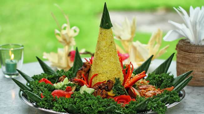 Rayakan HUT RI Ke-75, Begini Cara Membuat Sajian Tumpeng Nasi Kuning