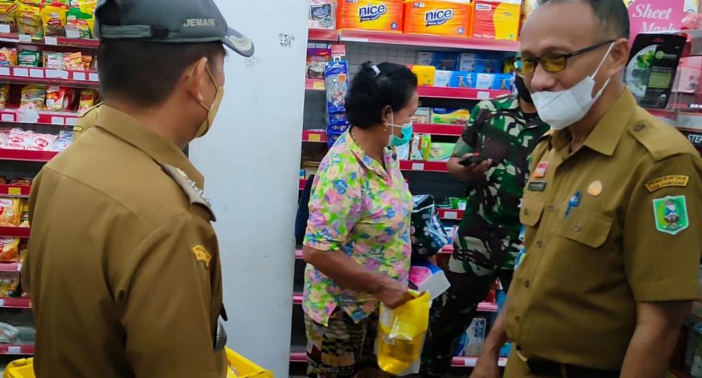 Disperindagkop dan UMKM Sanggau Sidak ke Pasar Modern, Awasi Harga Migor